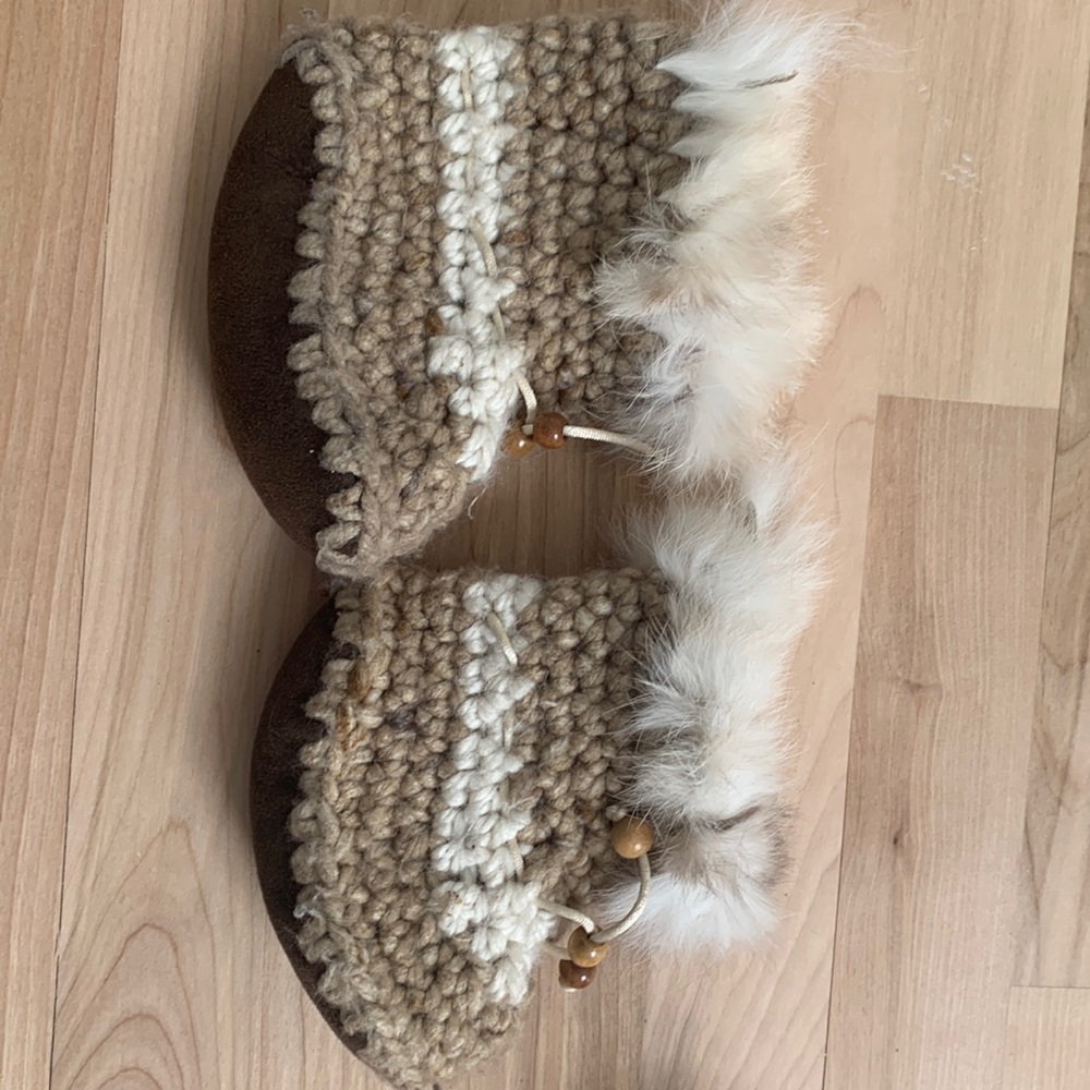 Knitted mocassin with fur detail